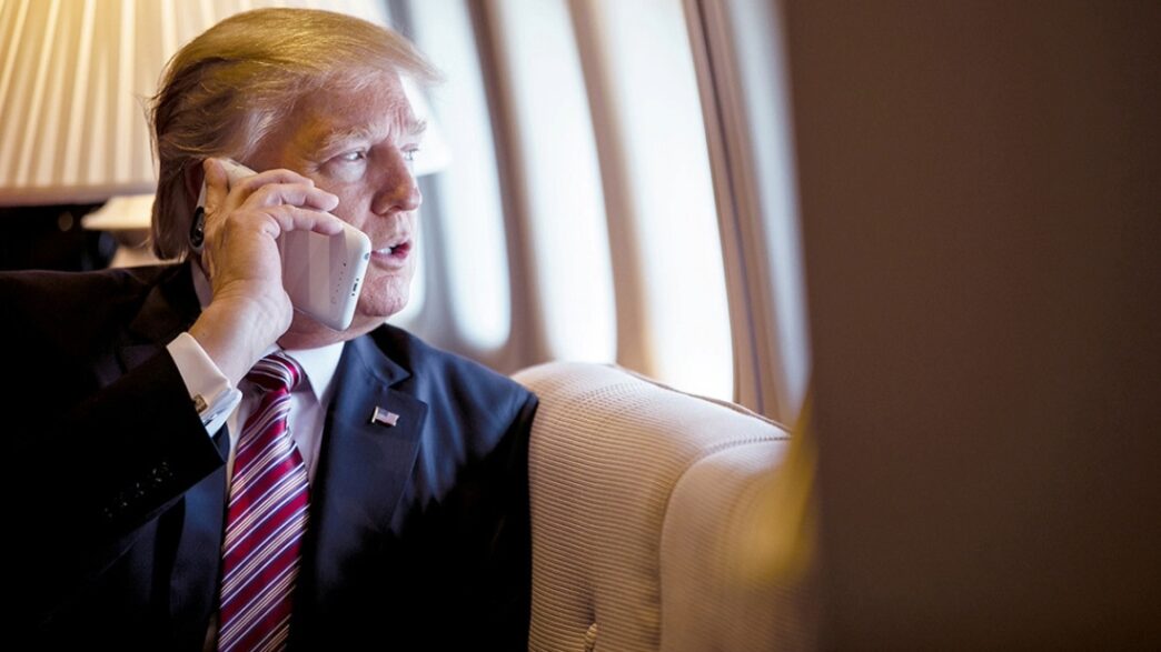 Donald Trump hablando por teléfono