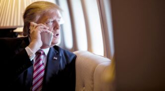 Donald Trump hablando por teléfono
