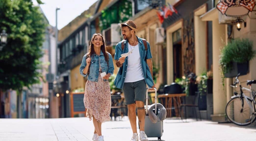Turistas paseando por Madrid :: Shutterstock