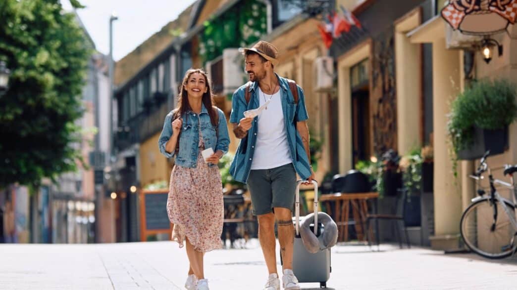 Turistas paseando por Madrid :: Shutterstock