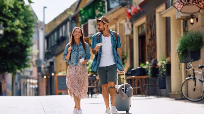 Turistas paseando por Madrid :: Shutterstock