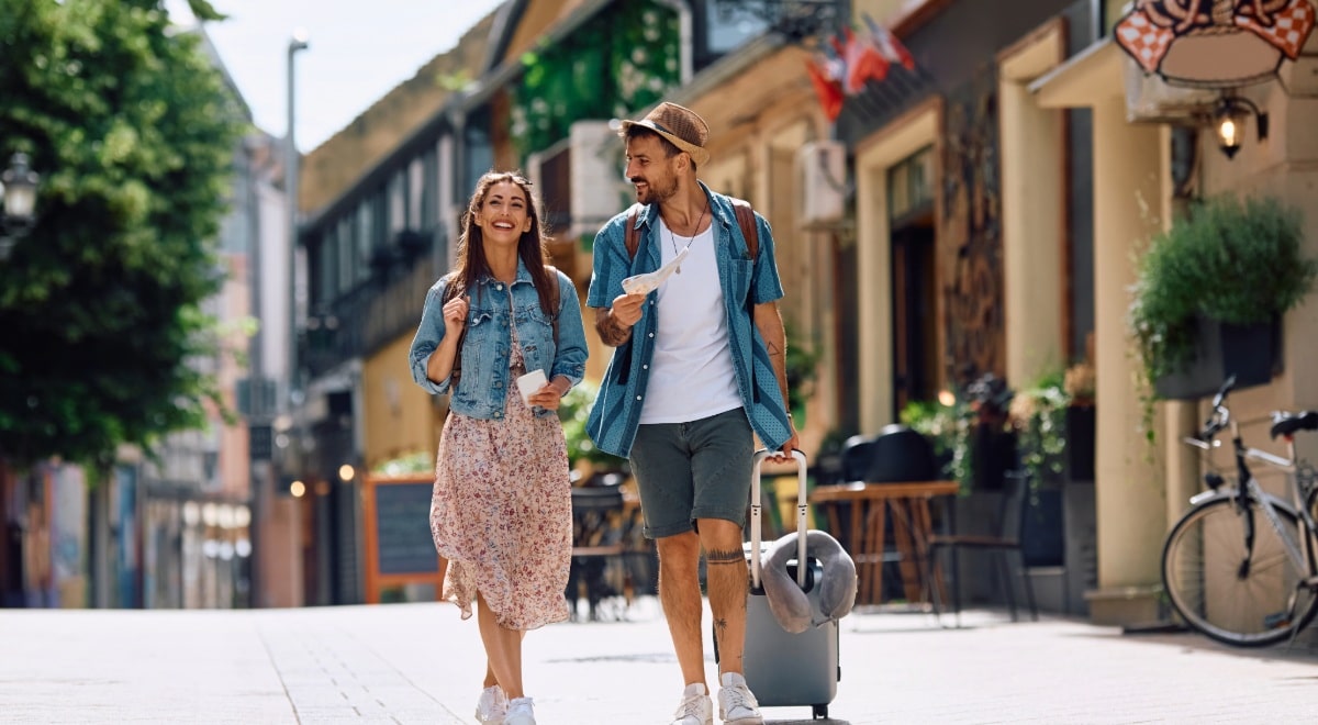 Turistas paseando por Madrid :: Shutterstock