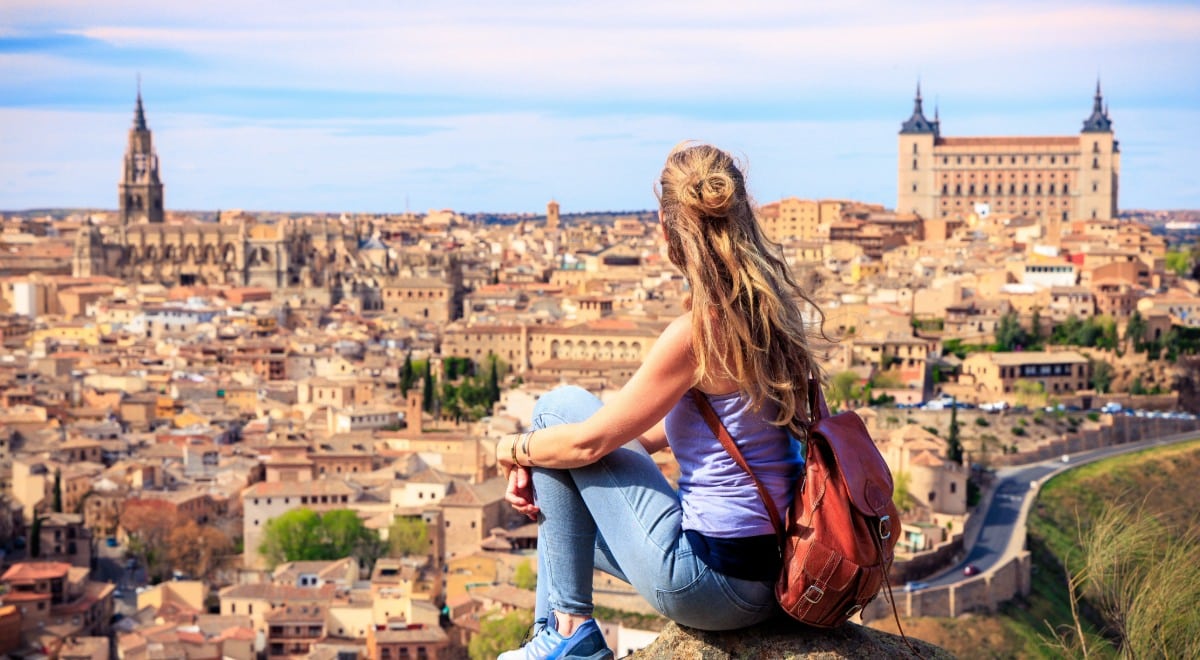 Una turista contempla Toledo :: Shutterstock