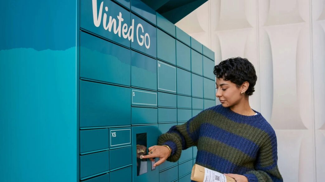 Chica entregando un paquete de Vinted
