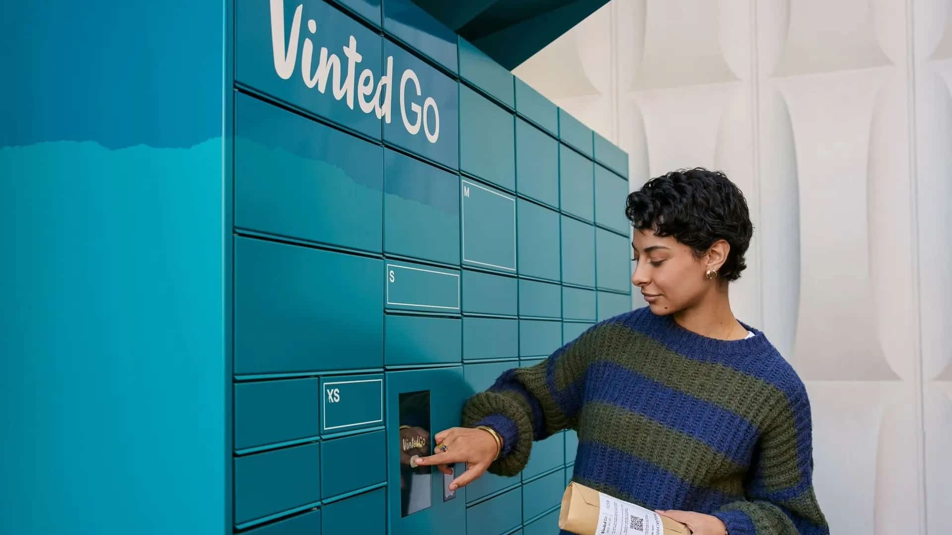 Chica entregando un paquete de Vinted