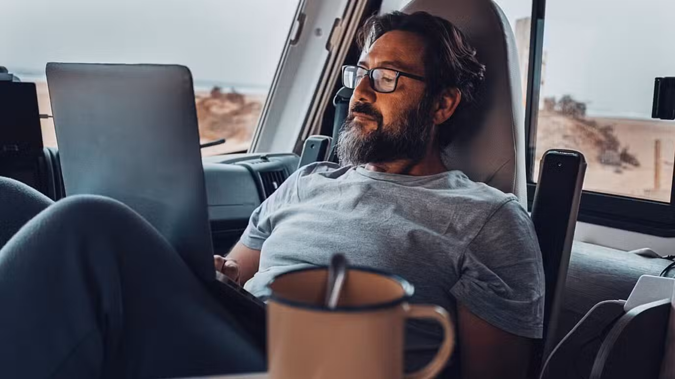 Hombre teletrabajando