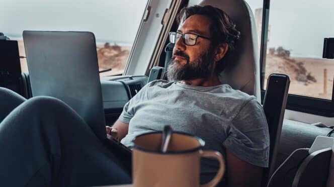 Hombre teletrabajando