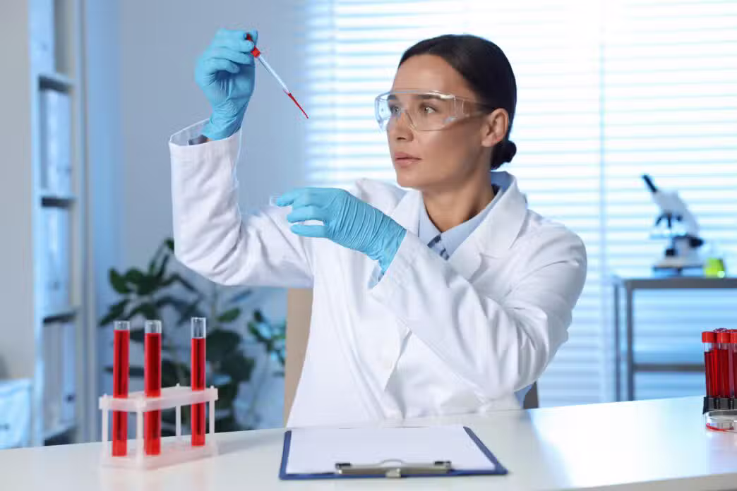 Investigadora en laboratorio