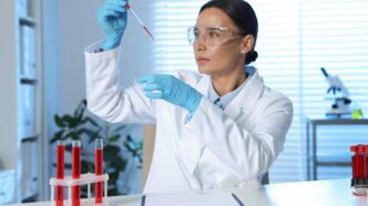Investigadora en laboratorio