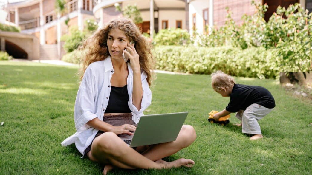 Madre teletrabajando