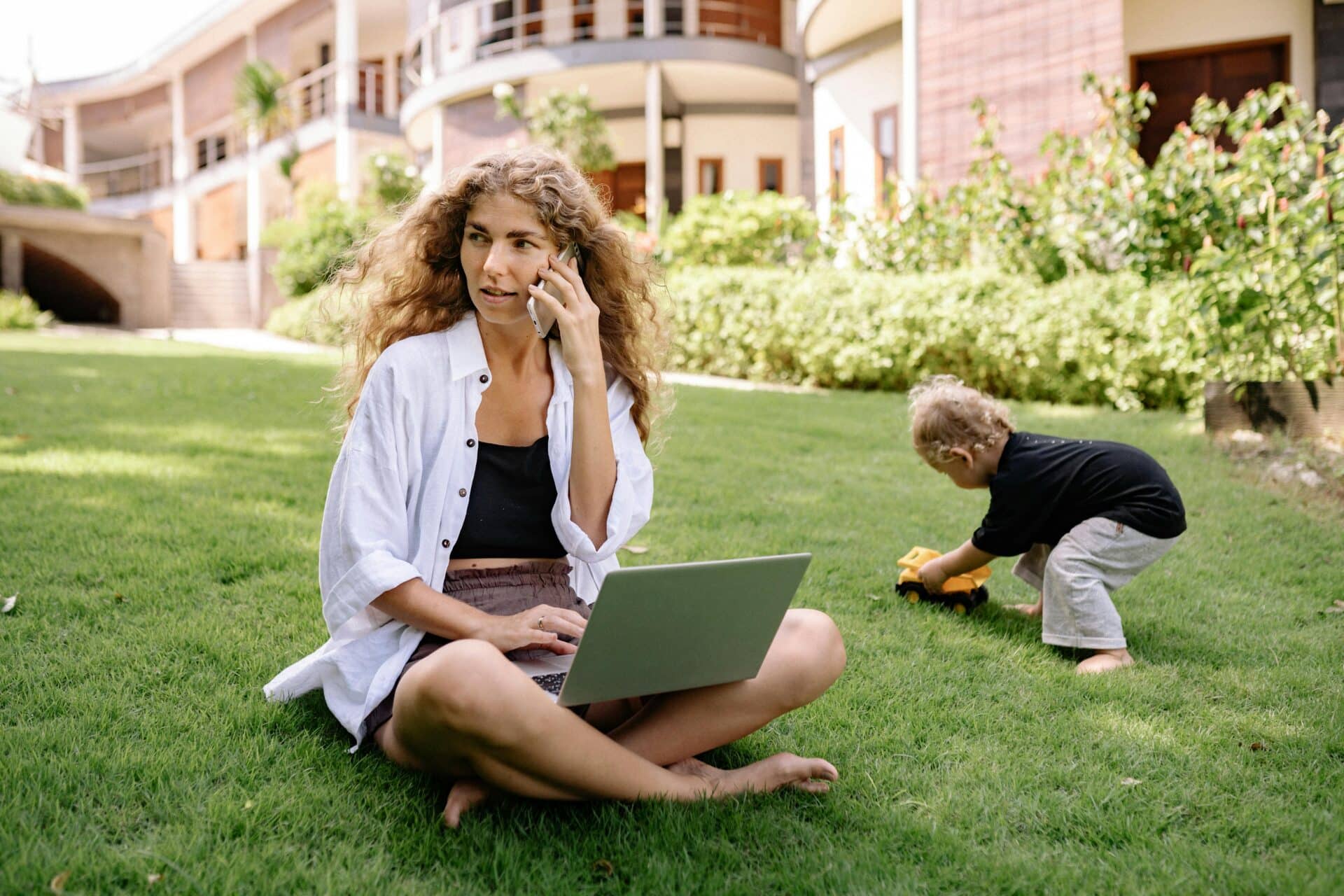 Madre teletrabajando