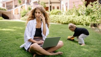 Madre teletrabajando