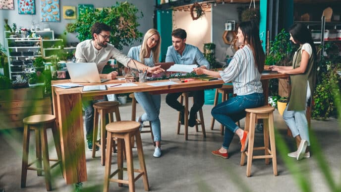 Jóvenes en oficina