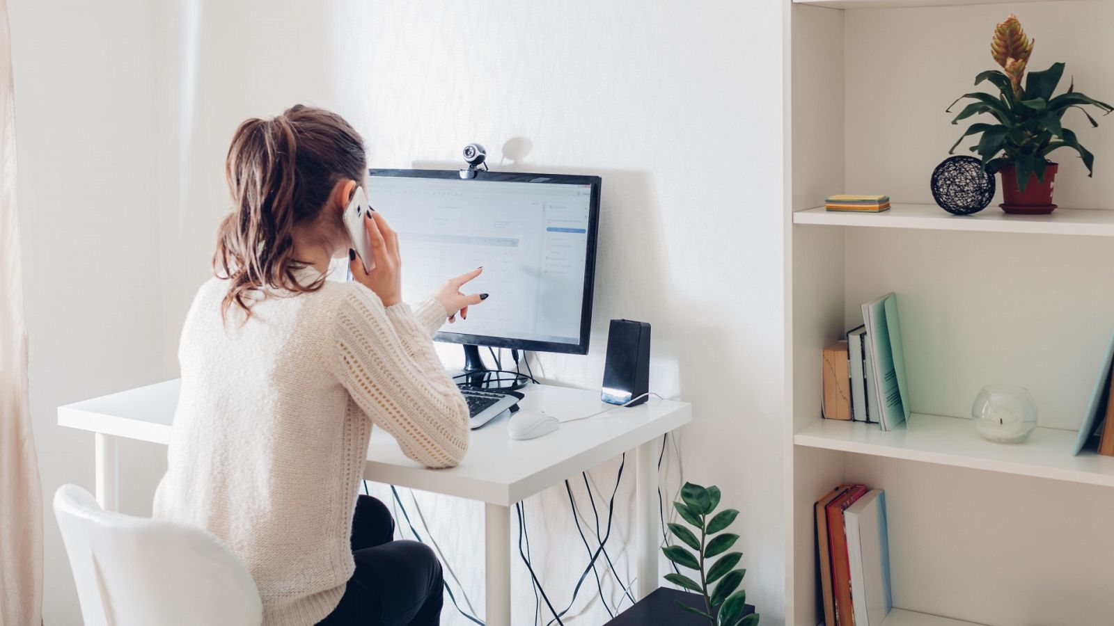 Mujer teletrabajando