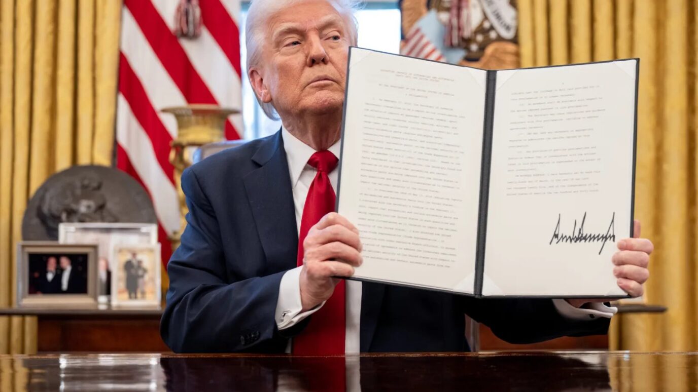 Trump firmando una ley