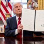 Trump firmando una ley