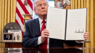 Trump firmando una ley