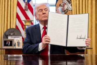 Trump firmando una ley