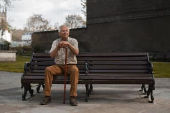 Anciano en banco