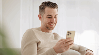 Chico usando el móvil