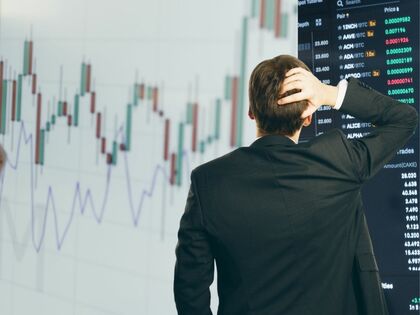 Broker mirando gráficas