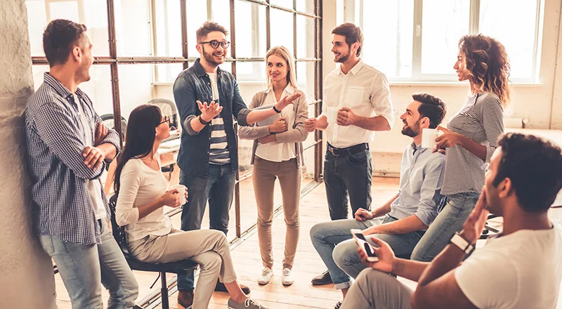 Empleados comentan una actividad