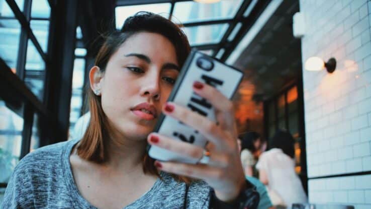 Mujer comprando una entrada en Ticketmaster