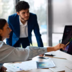 Financiera mostrando las cuentas