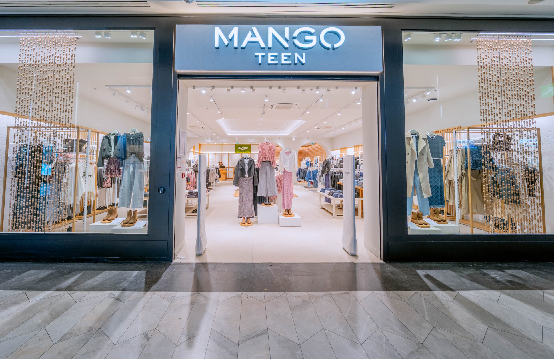 Escaparate de Mango Teen