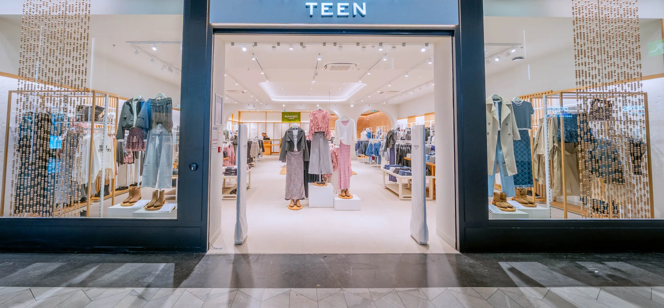 Escaparate de Mango Teen