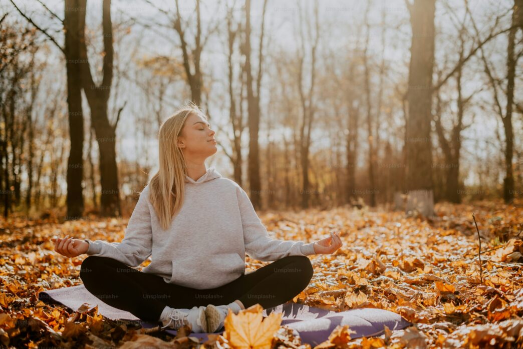 Chica meditando