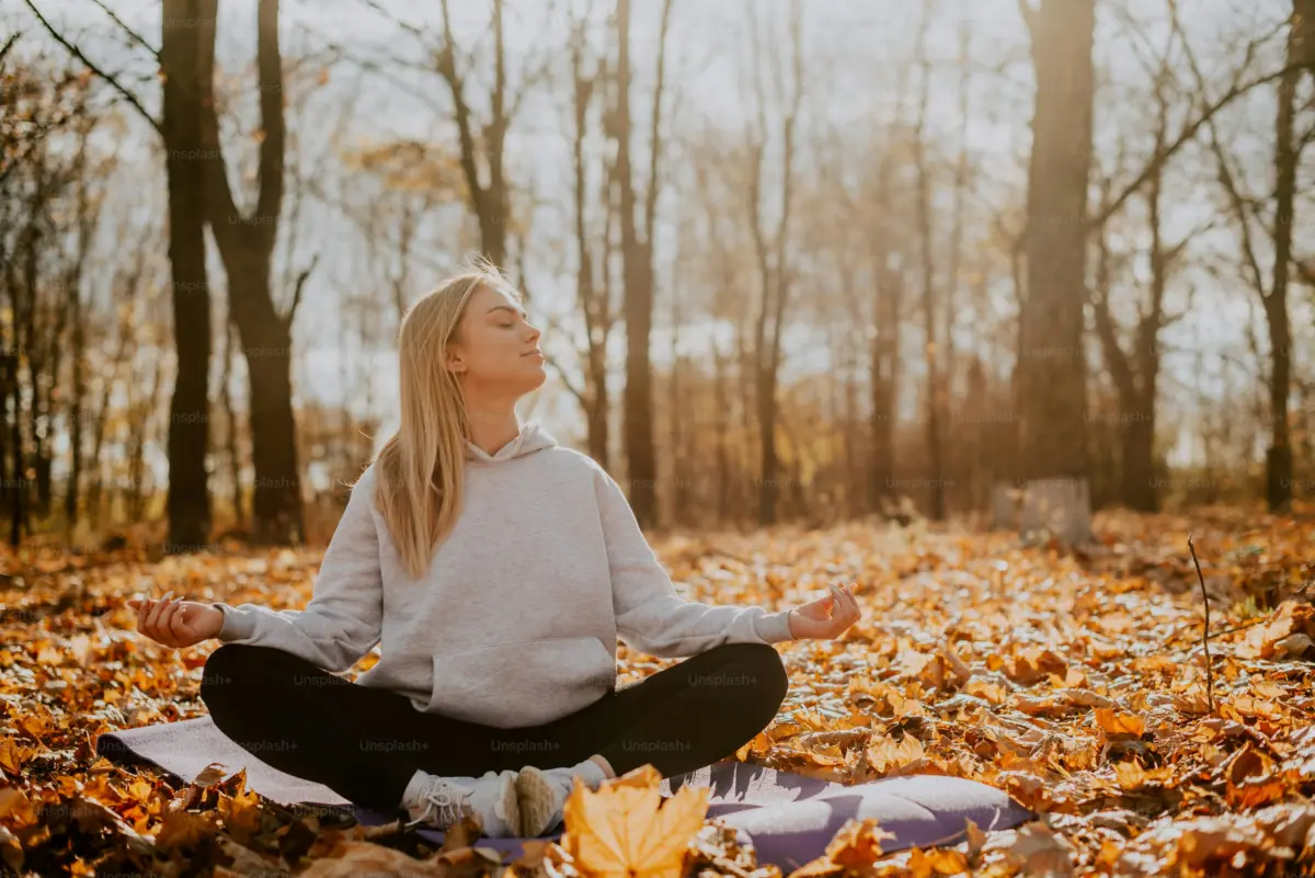 Chica meditando
