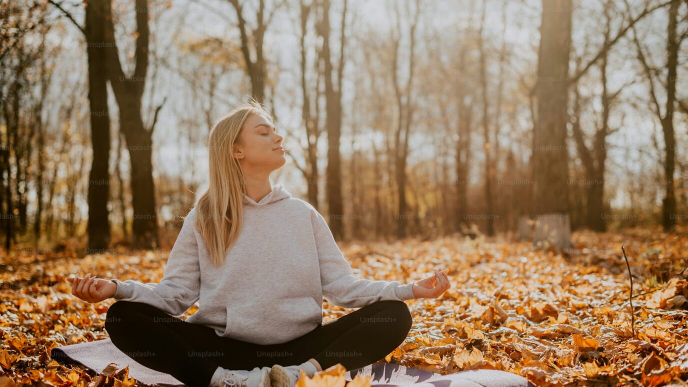 Chica meditando