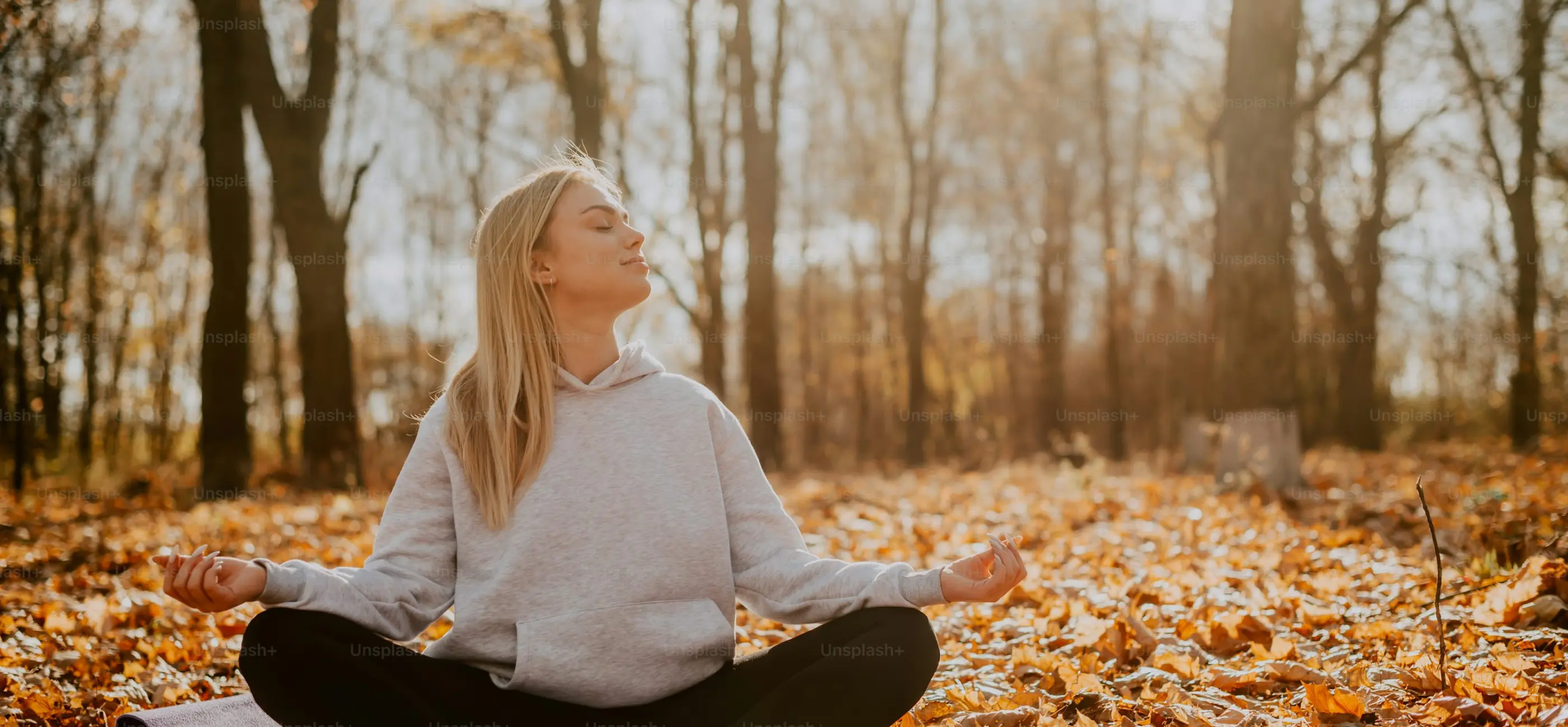 Chica meditando