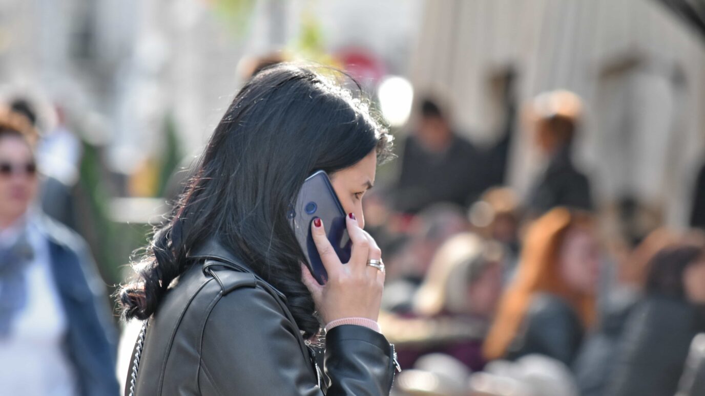 Mujer hablando por el móvil