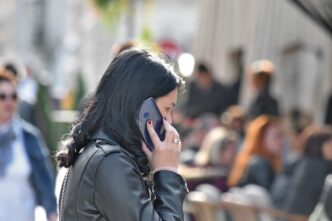 Mujer hablando por el móvil