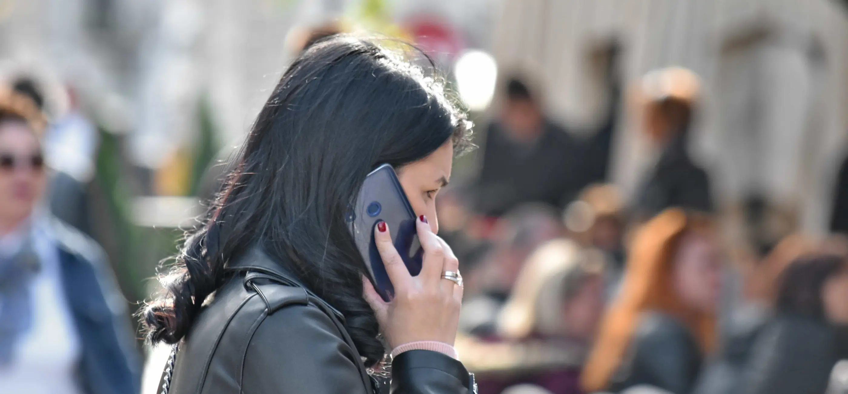 Mujer hablando por el móvil