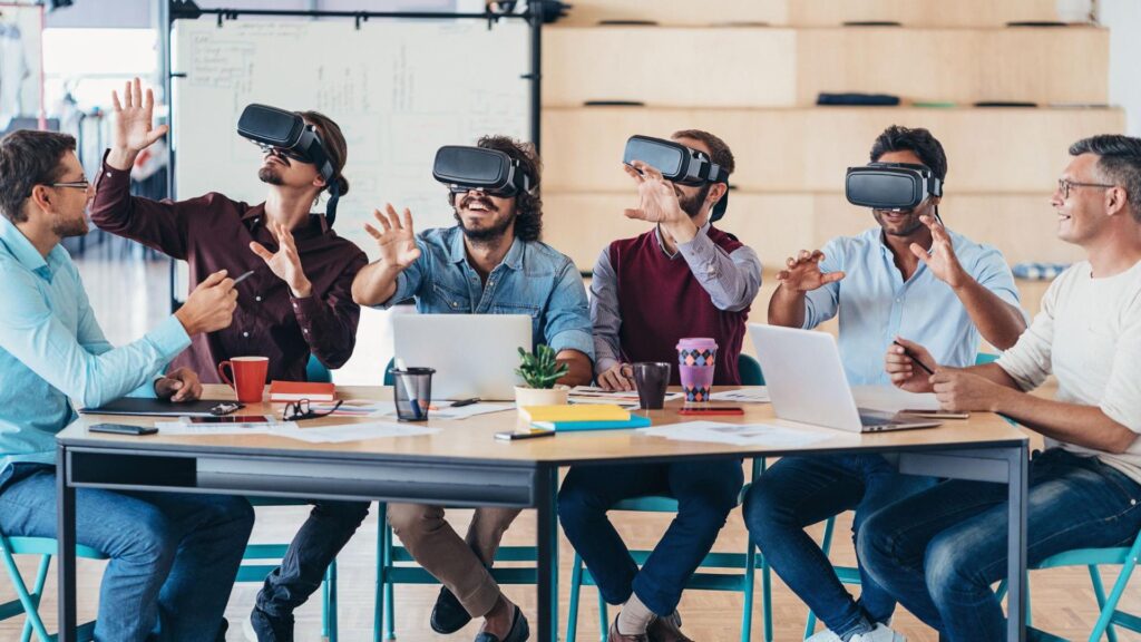 Equipo participa en una actividad de realidad virtual