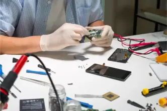 Técnico reparando un móvil
