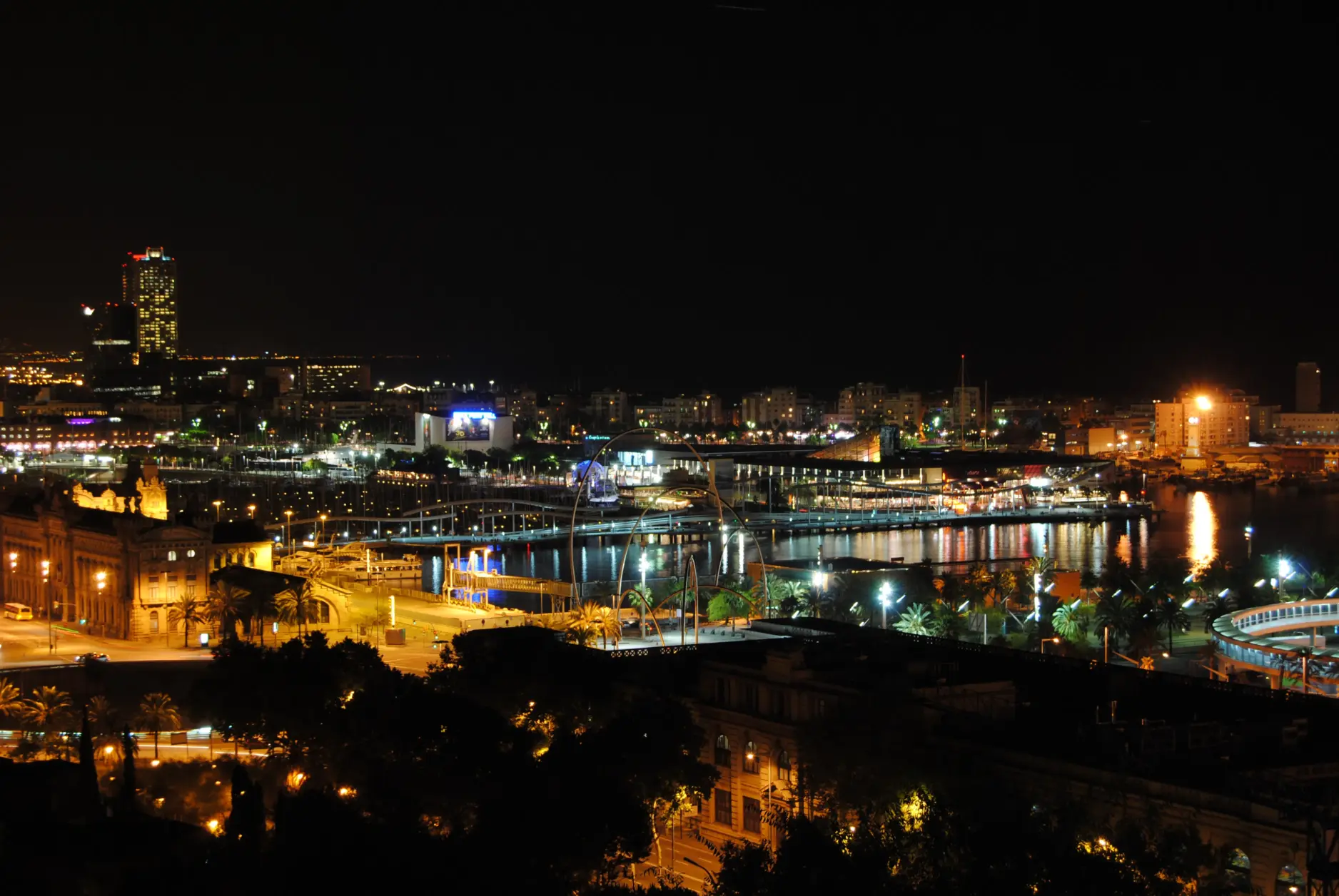 Vista nocturna de Montjuïc