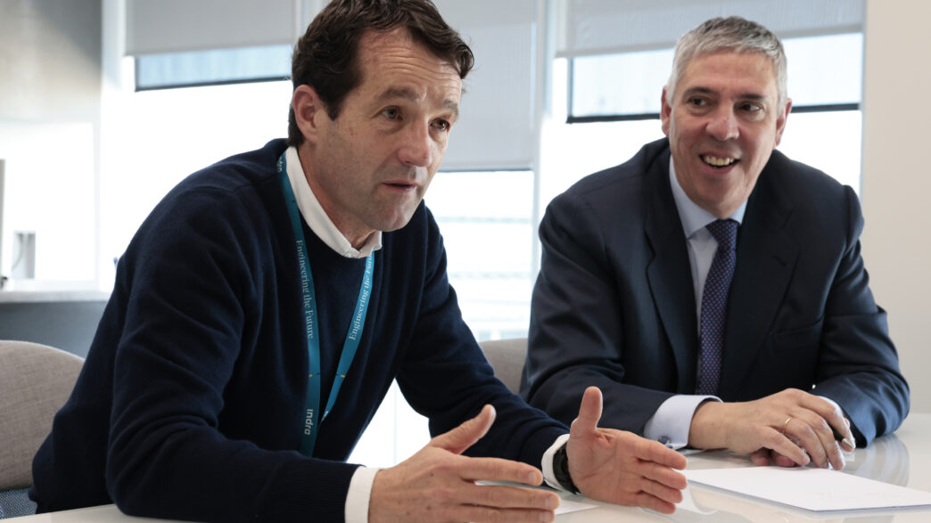 El presidente de Indra, Ángel Escribano, y el consejero delegado, José Vicente de los Mozos