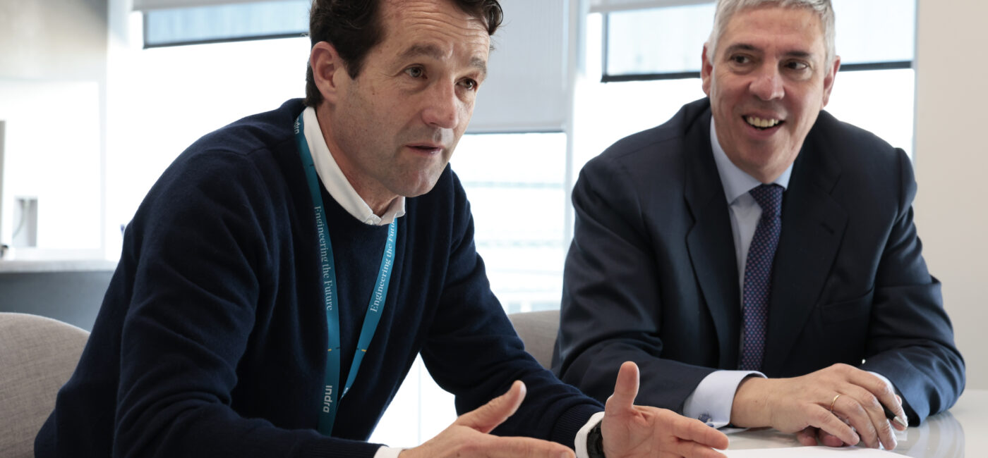 El presidente de Indra, Ángel Escribano, y el consejero delegado, José Vicente de los Mozos