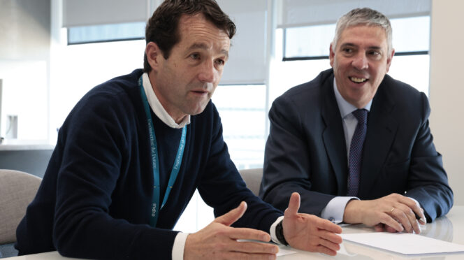 El presidente de Indra, Ángel Escribano, y el consejero delegado, José Vicente de los Mozos