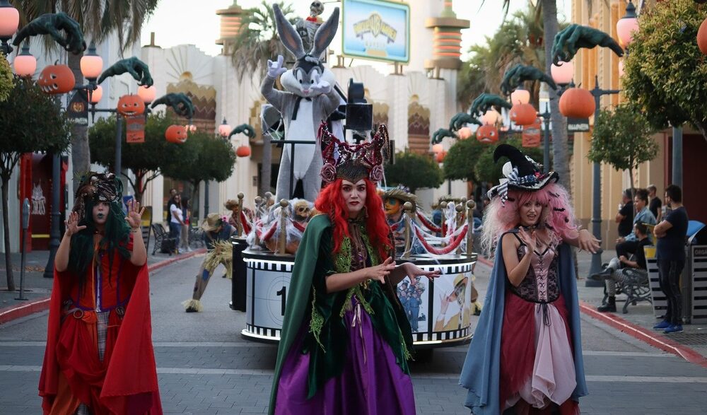Parade de Halloween en el parque Warner de Madrid