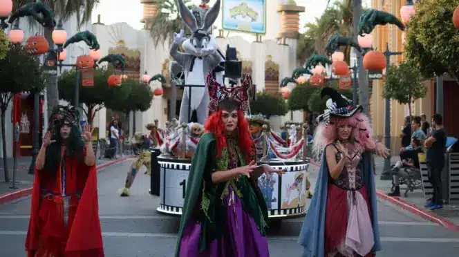 Parade de Halloween en el parque Warner de Madrid