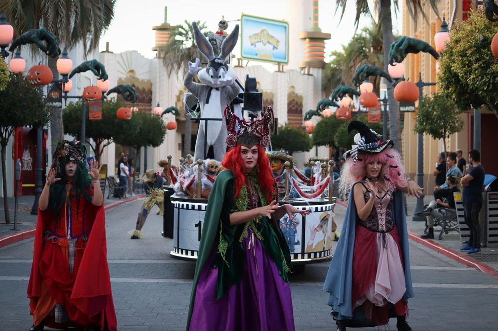 Parade de Halloween en el parque Warner de Madrid
