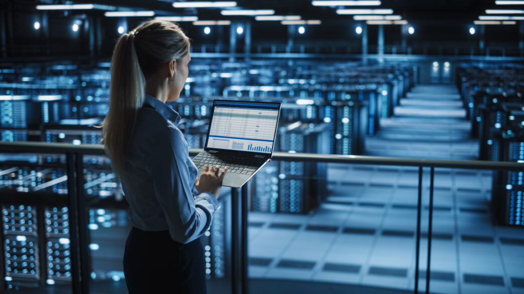 Coordinadora en un centro de datos