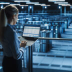Coordinadora en un centro de datos