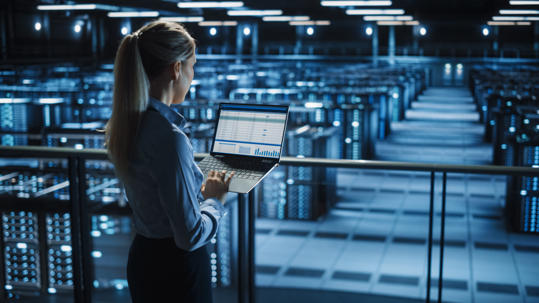 Coordinadora en un centro de datos
