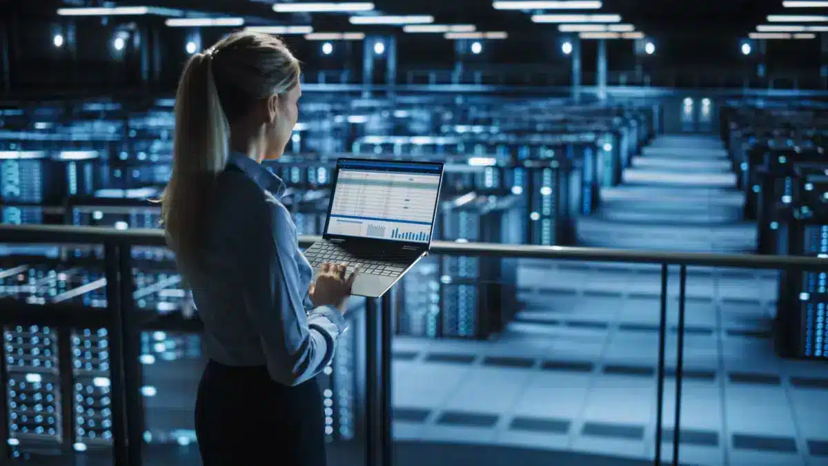 Coordinadora en un centro de datos